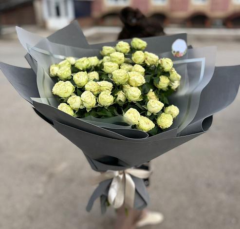 Букет Белые кустовые розы Солинеро в Киселевске