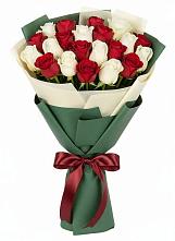 Букет Микс из красных и белых роз в Киселевске