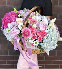 Композиция солнечный день в Киселевске Цветочная композиция из Розы, Хризантемы, Пионы и Лизиантусы в корзине в Киселевске