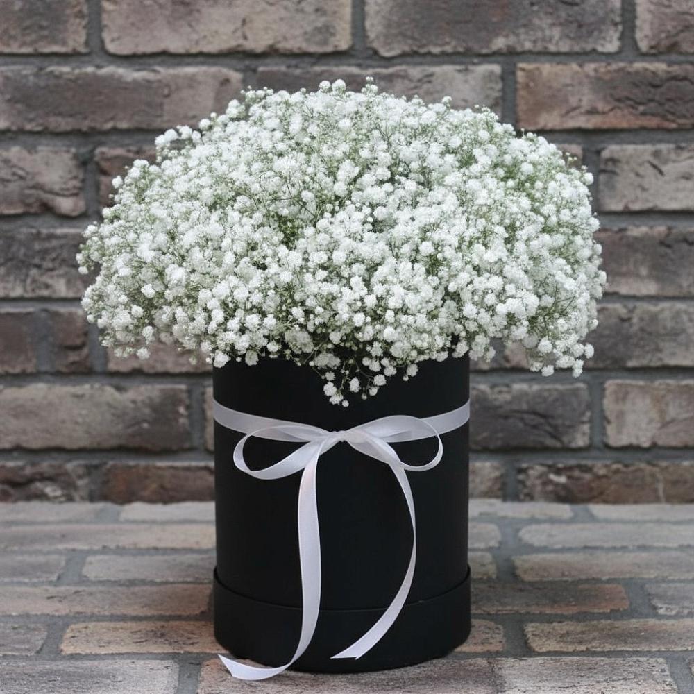 Цветочная композиция из Гипсофила в шляпной коробке в Киселевске