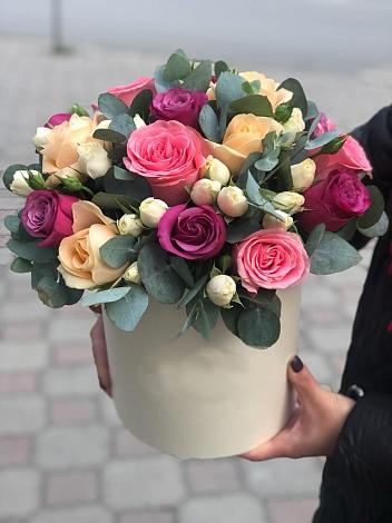 Цветочная композиция из Розы в шляпной коробке в Киселевске