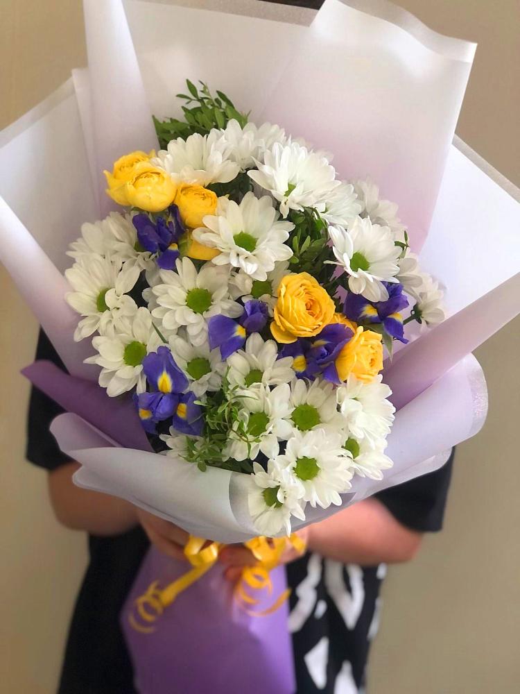 Букет цветов из: Ирисы, Хризантемы и Розы в Киселевске