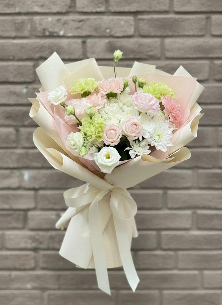 Букет цветов из: Гвоздики, Розы, Лизиантусы и Хризантемы в Киселевске