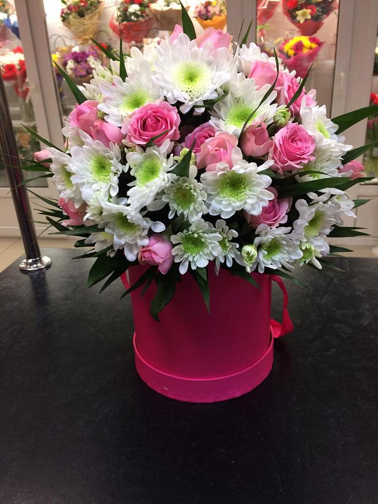 Цветочная композиция из Розы и Хризантемы в шляпной коробке в Киселевске