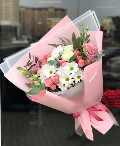 Букет цветов из: Розы, Лизиантусы и Хризантемы в Киселевске