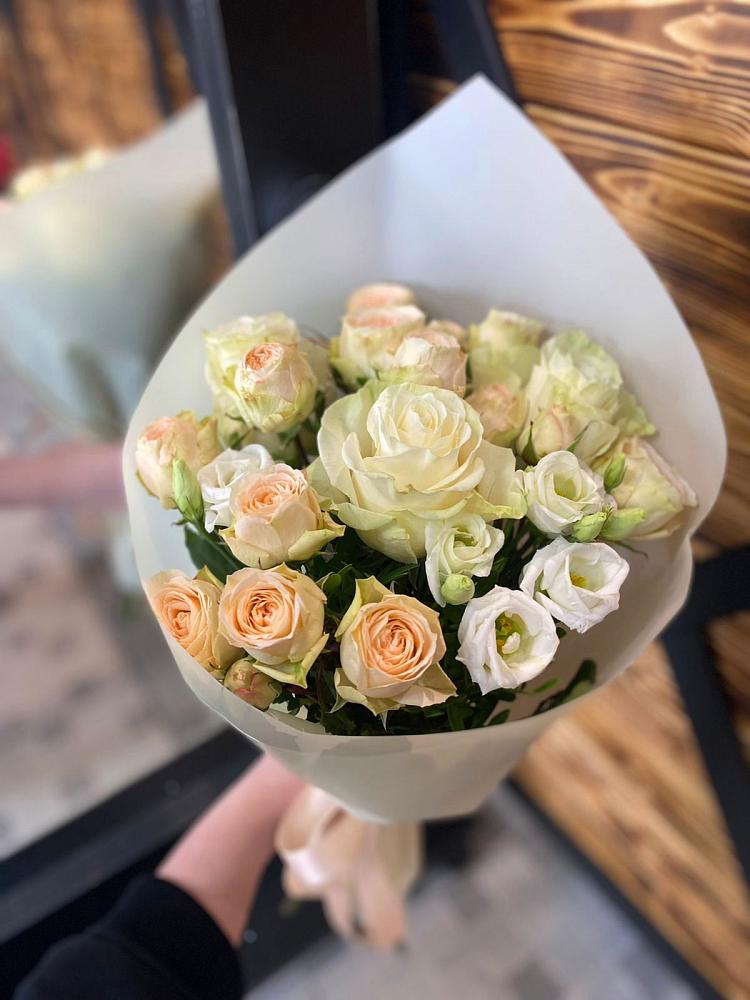 Букет цветов из: Розы и Лизиантусы в Киселевске